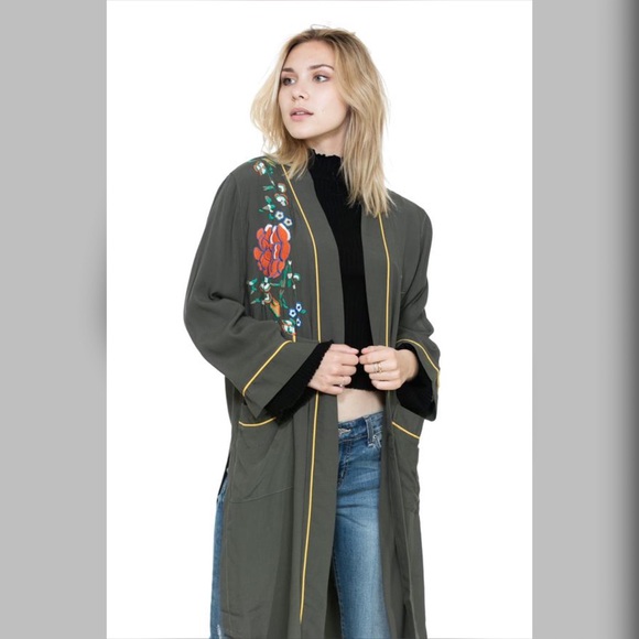 Tops - Cute embroidered green robe 💕